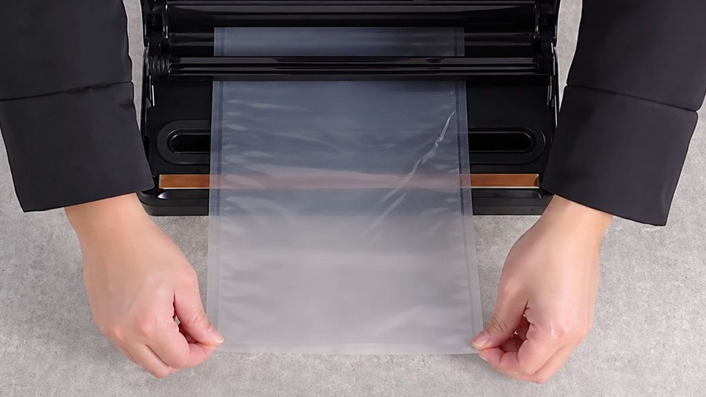 Перед первым использованием рулона отрежьте и выбросьте первые 10–15 см