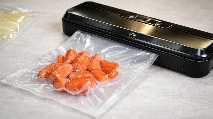 Какой стороной класть пакеты в вакуумный упаковщик: рифлёная или гладкая?